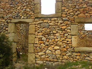 Natursteinmauer mit Fenster- und Tueroeffnungen