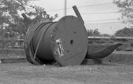 Fischerboot mit Stahltrossentrommel im Hafen von
              Douala