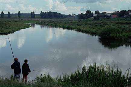 Zwei
                Jungen beim Angeln an einem Weiher