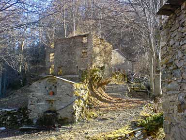 Verlassenes Bergdorf in der noerdlichen Toskana