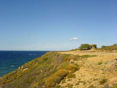 Antike Ausgrabungsstaette am Meer mit Huette