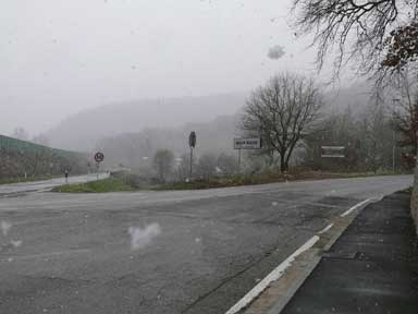 Schneetreiben an Strassenkreuzung bei Arezzo