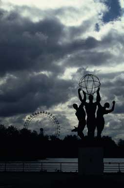 Riesenrad und
                sowjetische Atlas-Skulptur