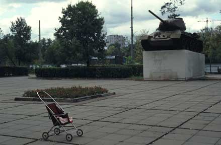 Panzer und Kinderwagen auf einem Moskauer
                Erinnerungsplatz