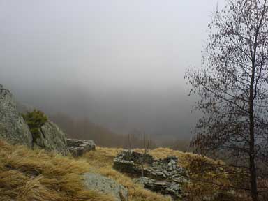 Ruinen einer Alpe in Italien im Nebel