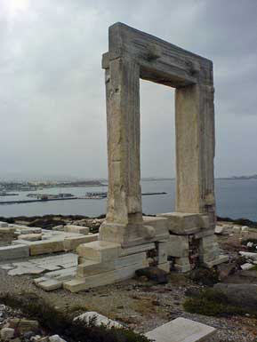 Tor
                eines geplanten Apollon-Tempels am Meer