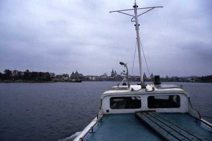 Kutterdeck
                vor einer Hafeneinfahrt