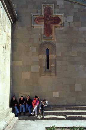 Kirchenecke mit fuenf georgischen Maedchen in
                Jeans